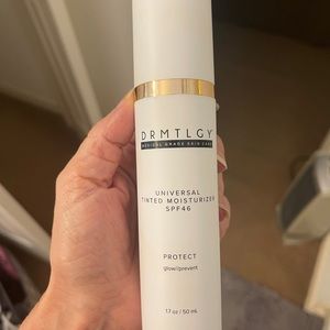 Universal tinted moisturizer SPF 46 - next to new
